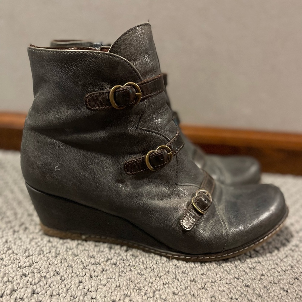 Gray Leather Booties with wedge, made in Spin, size 39